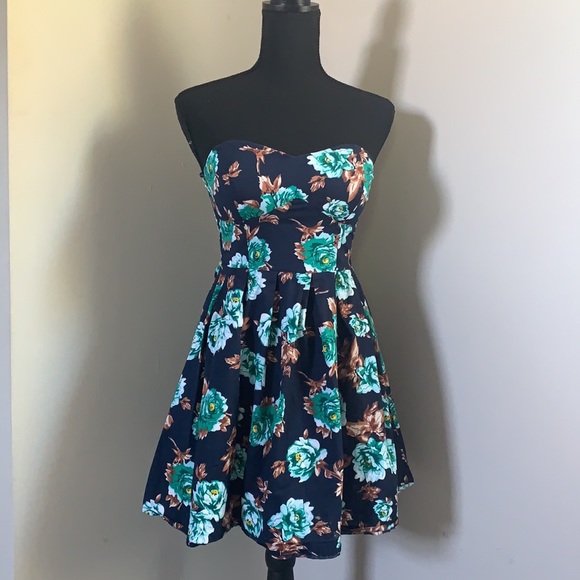 Rue 21 Juniors Strapless Mini Dress. Size M - Picture 4 of 4